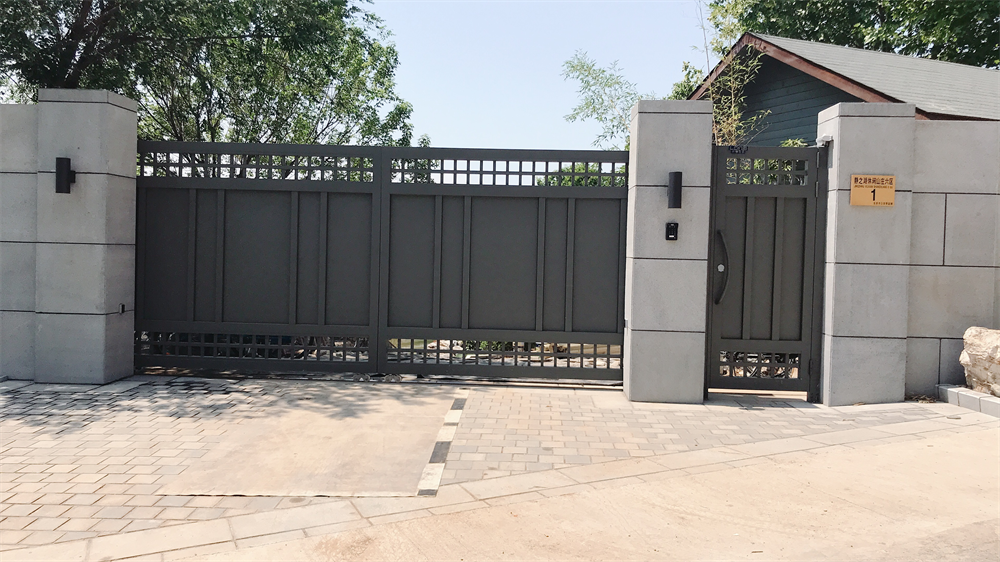 北京高端别墅区安装电动铝艺平移门和铝艺小门